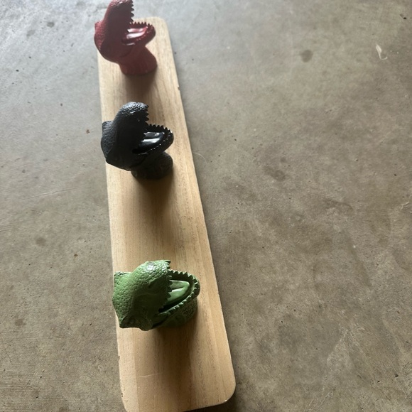 Dinosaur Head Wall Hooks - Picture 6 of 8